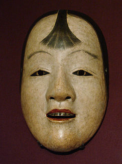 Masque du théâtre Nô représentant un adolescent. Époque d'Edo 1603-1868, bois laqué et peint. Japon.