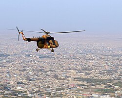 Một chiếc Mi-17 của Không quân Afhanistan bay trên bầu trời Mazar-e Sharif năm 2010