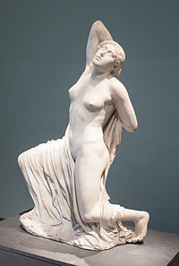 Niobide blessée (découverte : Jardins de Salluste). Marbre de Paros, H. 1,49 vm. Art ionien, 440-430. Palais Massimo des Thermes. Premier nu féminin de la statuaire grecque[92]