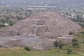 Pirámide en Teotihuacan. Les construcciones d'esti tamañu riquen la organización social qu'atopamos nes civilizaciones. L'impautu que'l descubrimientu d'esti tipu de construcciones xunto a les complexes sociedaes que se-yos acomuñar, tuvo nos conquistadores españoles y nos teóricos que cavilgaron sobre los xustos títulos de dominiu sobre elles; ta nel orixe de les distintes considerancies y descripciones de los indíxenes americanos (de bon xavaz a caníbal despiadáu), del alderique intelectual que fundó'l derechu de xentes y de la reflexón europea sobre'l conceutu mesmu de civilización. Tamién na Grecia clásica, el contautu con otros pueblos de distintes llingües y cultures fuera'l desencadenante qu'aguiyó'l surdimientu de la reflexón crítica indispensable pa la nacencia de la filosofía y la historia (Tales de Mileto, Heródoto).