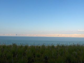 Il Mar Morto nei pressi di Hammamat. Sullo sfondo la costa palestinese.