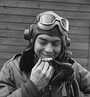 Soldat american ținând un talisman cu lăbuță de iepure, 1944