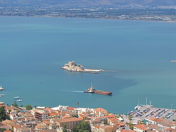 L'isola di Bourtzi con il castel da Mar