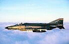 Vor 60 Jahren, am 27. Mai 1958 hatte die McDonnell F-4 Phantom II ihren Erstflug. Sie ist eines der meistgebauten Kampfflugzeuge, stellte Anfang der 1960er eine Reihe von Geschwindigkeits- und Steigflugrekorden auf und ist darüber hinaus einer der sichersten Militärjets (bislang weniger als 1,3 Zwischenfälle pro 10.000 Flugstunden). (Bild vom 1. November 1984 einer damals auf der Spangdahlem Air Base stationierten Phantom der U. S. Air Force)