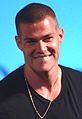 Greg Finley interpreta Drake Holloway