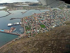 Vista aérea de St Pierre, a capital e cidade máis grande