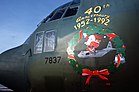 Von 1952 bis 1992 wurden zu Weihnachten Lebensmittel, Kleidung, Werkzeuge und Spielsachen, die von Bewohnern Guams gespendet wurden, auf dem Luftweg von der 374th Airlift Wing auf 40 mikronesische Inseln geliefert. (Bild vom 1. Dezember 1992 KW 52 (ab 22. Dezember 2019)