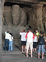 E Kolosale trimurti në Elephanta Shpella