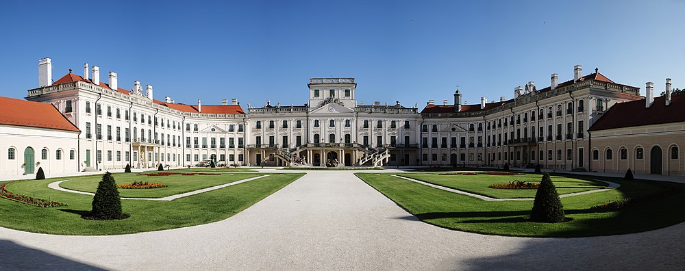 A kastély főbejárata a belső udvarból nézve