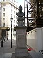 Busto de Nehru ĉe Aldwych, Londono.