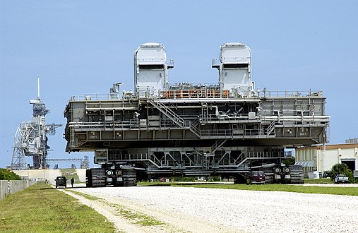 La plateforme mobile utilisée par la Navette spatiale américaine sur la crawlerway.