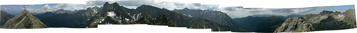 Kruhové panoráma z vrcholu Hrubého štítu. Na fotografii jsou odleva nejvýraznější tyto vrcholy: Miedziane (2233 m) s loukami na svazích, zubatý dvojvrchol Mengusovského štítu (2438 m) a Čubriny (2376 m), výrazný vrchol Kôprovského štítu (2363 m) s dlouhým hřebenem, za kterým vyčnívá zubatý hřeben Hrubého vrchu v rozsoše Kriváně a zcela vpozadí vpravo Svinice (2301 m). Při bližším pohledu jsou mezi Miedzianym a Mengusovským štítem v pozadí dva vrcholy Belanských Tater - Havran a Ždiarská vidla, špičatá pyramida Kolového štítu (špička Jahňacího štítu vyčnívá vlevo od něj), výrazný mohutný dvouvrchol Ľadového štítu a Malého Ľadového štítu, dva vrcholy se zubem mezi nimi - Pyšný štít a Lomnický štít, dále Javorový štít, Východná Vysoká a Bradavica; poslední tři vrcholy před Mengusovským štítem jsou Nižné Rysy, Rysy a Vysoká. Vpravo od Kôprovského štítu ční vrcholky Štrbského štítu a hřeben Solisek, za hřebenem Hrubého štítu špička Kriváně. Výrazné údolí vpravo odtud je Tichá dolina, za níž jsou Liptovské hole a v pozadí Roháče. Za předvrcholem Hrubého štítu vlevo od Svinice jsou patrné Červené vrchy.