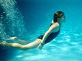 O fată într-un bazin de înot
