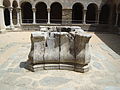 Monestir de Sant Pere de Rodes. Claustre i pati portical amb el pou