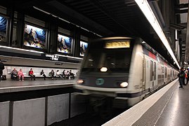 MI 2N at Charles de Gaulle–Étoile