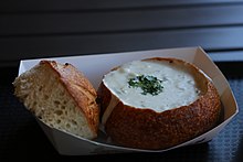 Clam chowder im ausgehölten Sauerteigbrot