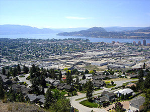 Blick auf Kelowna und den Okanagan Lake