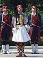 Evzone de la garde présidentielle en uniforme « continental » d'apparat et deux autres en uniforme crétois.