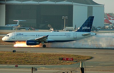 Airbus A320 der JetBlue während des Notlandevorganges