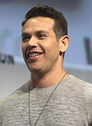 Kevin Alejandro jwe kòm lyetnan Daniel « Dan » Espinoza.