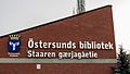 Opschriften in Zuid-Samisch en Zweeds op de bibliotheek van Östersund in Zweden.