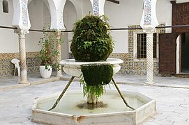 Fontaine et son bassin dans un patio.