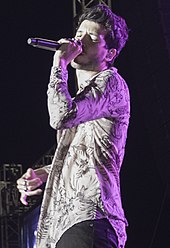 Sebastián Yatra singing at a 2018 concert in Babahoyo, Ecuador.