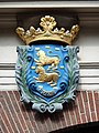 Das Wappen an einem Haus in Leeuwarden