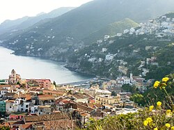 Vietri sul Mare sijaitsee Salernonlahden koillisrannalla.