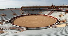 Photographie d’une arène taurine vide.