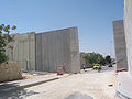 Бетонни стени на входа на града откъм Йерусалим (2005)