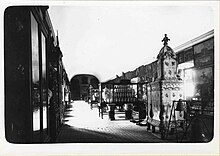 Photographie en noir et blanc de la galerie des Cerfs, prise depuis l'une de ses extrémités. Une impression d'entassement s'en dégage, les oeuvres s'accumulent de chaque côté de la galerie et dans une travée centrale.