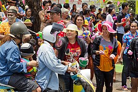 Motorcyklester bliver hilst vand og babypudder, Ayutthaya (2013).