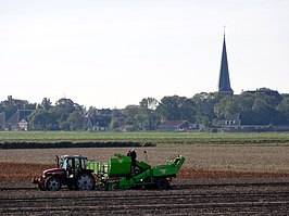 Zicht op Holwerd, met toren van de Sint-Willibrorduskerk (2010)