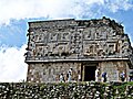Veduta fil-ġenb tal-Palazz tal-Gvernatur (Vista lateral del Palacio del Gobernador), Puuc, Uxmal, Yucatán