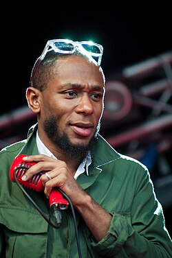 Mos Def esiintymässä Ilosaarirockissa vuonna 2012.