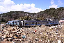 仙石線上被海啸冲毁的列车