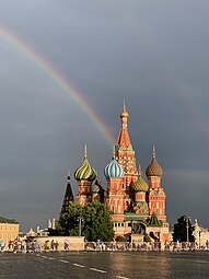 Arc-en-ciel au-dessus de la cathédrale Saint-Basile-le-Bienheureux.