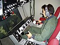 在模拟器上训练空中加油的航空自衛官
