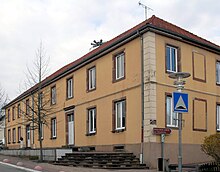 Photographie couleur d'un bâtiment en pierre de taille.