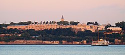 Pohled na palác Topkapi z bosporského břehu