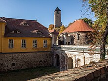 Eingangstor zwischen Herrenhaus und Pförtnerhaus