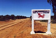 Un rètol que marca el tròpic de Capricorn a la regió d'Atsimo-Andrefana, Madagascar