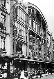 À L'Innovation department store, pictured soon after its opening in 1901