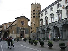 Piazza della Republica : église San Andrea et son campanile octogonal, à droite, le palais municipal.