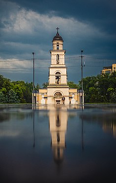 Clopotnița Catedralei „Nașterea Maicii Domnului” din Chișinău. Fotograf: Pelinoleg