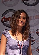 Angel Coulby, actriz nacida el 30 de agosto de 1980.