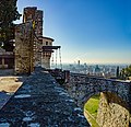 Il secondo ingresso al castello, dal ponte levatoio, con uno scorcio di Brescia in secondo piano