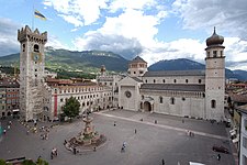 Zicht ip de Piazza Duomo, mè Palazzo Pretorio, de Sint-Vigiliuskathedroale en de Neptunusfonteine