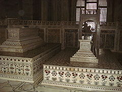 The false sarcophagi of Mumtaz Mahal eta Shah Jahanen zenotafioak (sarkofago izunak) ganbera nagusian.